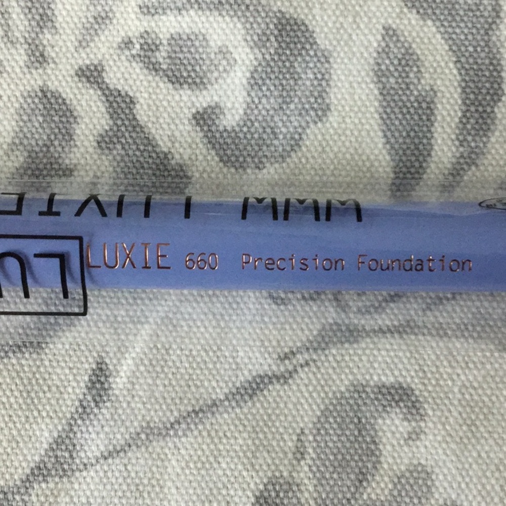 LUXIE 660 Precision Foundation Brush - Picture 2 of 4